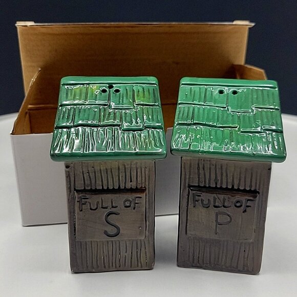 Salt & Pepper Shakers Set Countryside Out House Funny Hand-painted Ceramic NEW - Picture 1 of 5